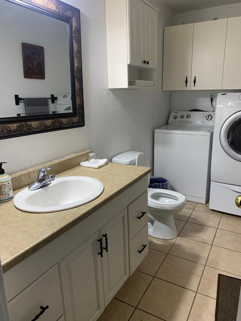 Entire 2-bedroom Apartamento