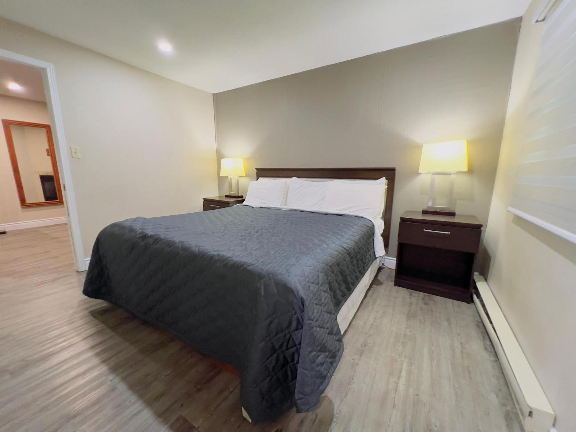 Hotel First Canada Hwy 401 On