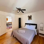 Charming & Cozy Family Home Near Plaza, Movie Hall