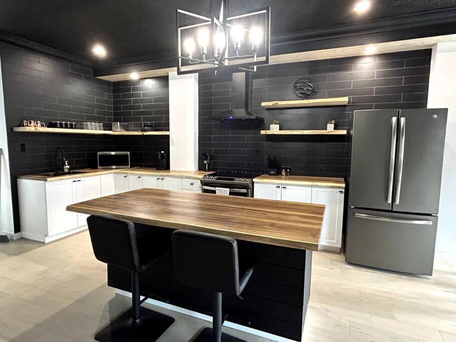 Newly Renovated In The Heart Of Apartamento Cornwall