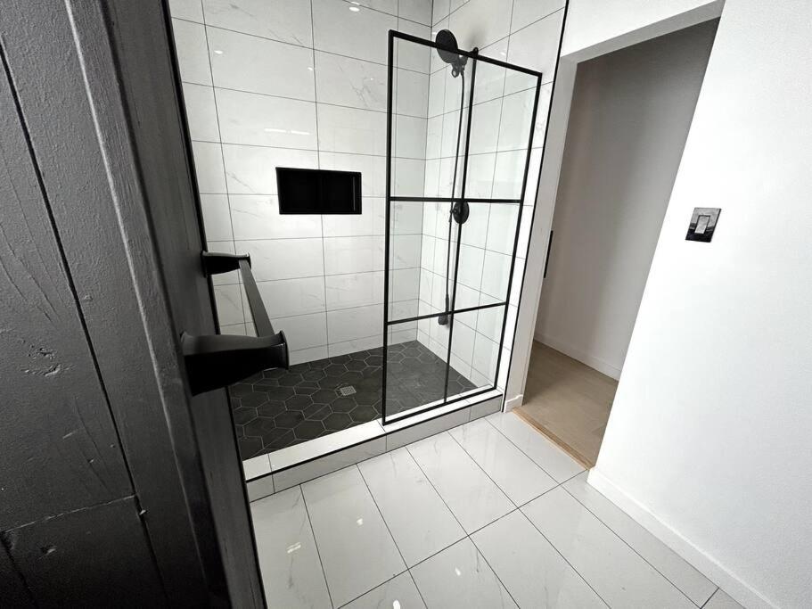 Newly Renovated In The Heart Of Apartamento Cornwall